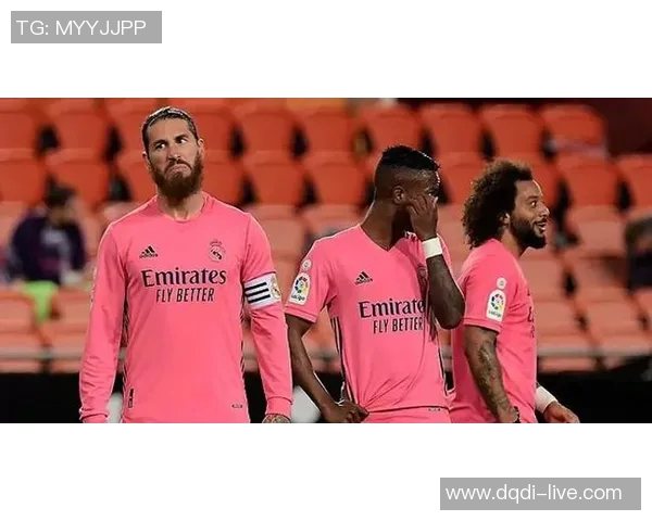 西甲焦点战曼联与巴萨握手言和帽子戏法引发争议判罚热议